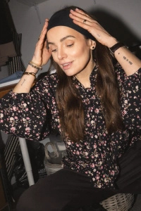 CZARNA BLUZKA Z WIĄZANIEM W KWIATY