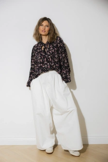 CZARNA BLUZKA Z WIĄZANIEM W KWIATY