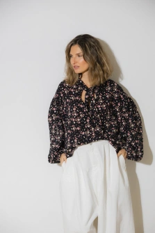CZARNA BLUZKA Z WIĄZANIEM W KWIATY